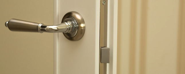 Скрипит дверь? Предлагаем 4 простых способа смазать дверные петли