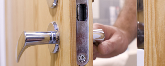 Решаем проблему самопроизвольно закрывающейся двери: причины и способы